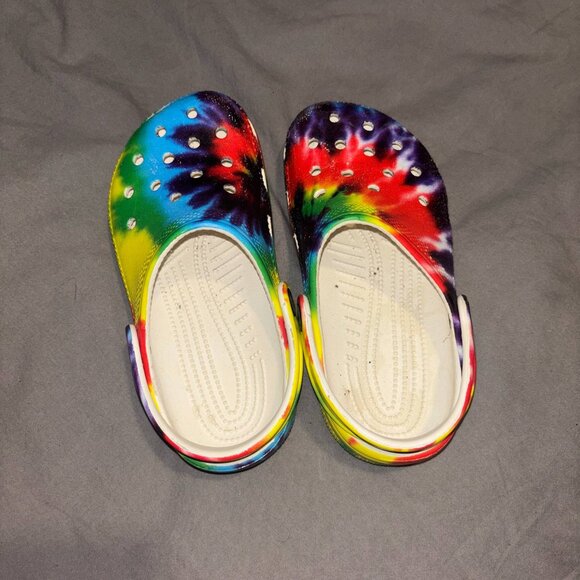 🎉 FOR SALE: Kids' Crocs – Size J1 – Tie-Dye Blast! 🎉 - Picture 3 of 7